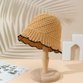 Cappello a secchiello traspirante in cotone e lino kaki con bordo nero ondulato su supporto - M(56-58cm) / Cachi