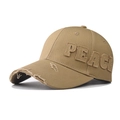 Dettaglio del berretto da baseball in tela kaki con applique PEACE ed effetto bordo consumato - Regolabile / Cachi