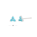 Detail view of 4mm silver clover stud earrings featuring sky blue round stones - White Gold Plated 925 Silver - Turquoise