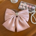 Fermaglio per capelli con fiocco di raso rosa e fiore di perle su legno - Grande / Rosa