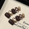 Unghie finte color marrone Maillard a scacchi con effetto cat-eye e motivi a stella - Extra Piccolo (XS)