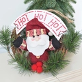 Ghirlanda natalizia con Babbo Natale in peluche su base di rattan e striscione decorativo - Babbo Natale con bacche rosse