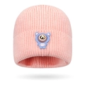 Roze gebreide babymuts met een schattige berenpatch en warme oorbescherming - Eén maat / Roze