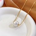 Elegante collana a catena serpente dorata con un grande ciondolo di perla bianca - Collana