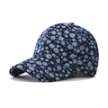 Casquette de baseball en jean épais avec imprimé floral bleu vue sous un angle de 45 deg - Réglable / Motif Floral Denim Foncé