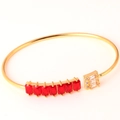 Verstelbare gouden open armband met rode edelstenen en heldere zirkonia-accenten - Rood Zirkoon