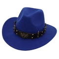 Détail d'un chapeau de cowboy en feutre bleu roi avec insigne d'aigle et bandeau clouté - Bleu Royal (Décoration de Balle)