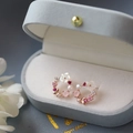 Pendientes de guirnalda de oro rosa con gemas rosas y perlas sobre terciopelo - Rosa