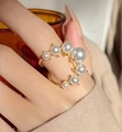 Elegante anello aperto dorato con sei perle bianche in uno stile vintage e minimalista - Aperto Regolabile / Oro