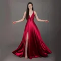 Elegante abito da sera in raso rosso scuro senza maniche con spacco alto e scollo a V - S / Rosso