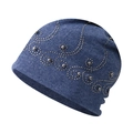 Detail von kronenförmigem Strassmuster auf einer dunkelblauen Strickmütze für Damen - Verstellbar / Blau mit Strass und Stahlperlen