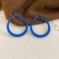 Vista detallada de aretes de aro azul real con textura de terciopelo mate y acabado fino - Azul (Estilo 2) (Pin de plata de ley 925)