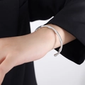 Zilverkleurige bamboe-stijl open armband om de pols met metalen glansafwerking - Z221 Staalkleur Bamboe Armband
