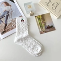 Weiße Baumwollsocken mit roter Kirschstickerei im trendigen koreanischen Stil - Einheitsgröße / Reinweiß
