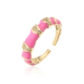 Makroaufnahme von bambusförmigem Goldring mit rosa Emaille und Zirkonia-Steinakzenten - Einstellbar Offen / Rosa (12700)