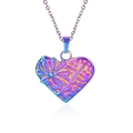 Détail du pendentif cœur avec relief floral en plaquage arc-en-ciel irisé sur chaîne - Couleur Arc-en-ciel + Collier