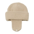 Detalle de gorro de punto beige con textura gruesa y cierre de hebilla en la barbilla - M (52-54cm) / Caqui