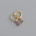 Dettaglio di orecchini a cerchio dorati con pendenti in pietra viola rettangolare - Orecchini Rettangolari con Strass Viola (S-E1538) / Oro