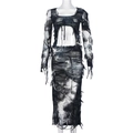 Dettaglio del set tie-dye con crop top e gonna lunga con design a frange distrutte - S / Nero