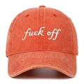 Détail de la broderie blanche sur casquette de baseball orange délavée texture vintage - Orange