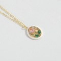 Dettaglio di collana dorata con pendente floreale decorato con zirconi rosa e verdi - Stile Floreale Ovale / Bianco Rosa