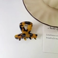Elegant leopard print hair claw clip made of acetate for a stylish ponytail look - Leopard Print