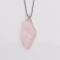 Collier unisexe avec pendentif dent de loup en cristal rose et chaîne torsadée - Style Quartz Rose