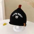 Detail der Lucky Bear Stickerei und des Happy Every Day Lederetiketts an der schwarzen Babymütze - 48-50cm(6 Monate-2 Jahre) / Schwarz