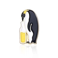 Emaille pinguïn broche naast een gele fles met een goudkleurige metalen afwerking - Gele Fles Pinguïn Stijl (CC2067)