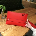 Elegante borsa a busta in pelle rossa con rivetti dorati e cinturino da polso - Rosso