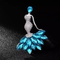 Spilla ballerina elegante con cristalli blu scuro e strass argentati su pelle nera - Acqua