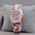 Dettaglio dell'orologio floreale con lunetta oro rosa e motivo a fiori rosa sul cinturino - Stampa Floreale 3