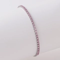 Detail eines pinkfarbenen Tennisarmbands mit runden Kristallen in Silberfassung - Silber Rosa Zirkon