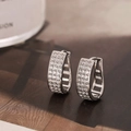 Silberne Huggie-Ohrringe mit Zirkonia-Mikropavé und einzigartigem Gitterdesign seitlich - Silber