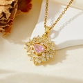 Vue détaillée du collier fleur dorée avec pierre rose et détails en zircone cubique - Collier Bouquet de Fleurs Zircon Rose Doré T017