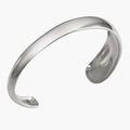 Dettaglio del bracciale rigido a C minimalista in argento lucido su sfondo bianco - Argento