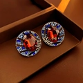 Primo piano di orecchini vintage con cristallo rosso e strass blu in cofanetto - 44# Perno in Argento
