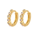 Vue macro de boucles d'oreilles créoles dorées avec zircons et breloques œil grec en émail rose - Or/Rose