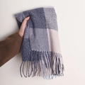 Sciarpa a scacchi blu, grigio e beige effetto cashmere con morbide frange da donna - 180*70cm / Blu Navy