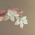 Dettaglio di orecchini a fiore di camelia bianco crema per trama e dimensioni - Stile Camelia 3D (HE20328) / Bianco (Perno per orecchino in argento)