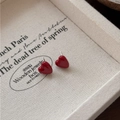 Gros plan sur des boucles d'oreilles cœur rouges posées sur un plateau en tissu beige - Stud boucles d'oreilles / Tige de boucle d'oreille en argent sterling 925 - Rouge foncé