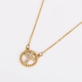 Detail van een vergulde halsketting met rond hol kruis en fonkelende zirkonia-stenen - Goud [Witte Zirkonia]