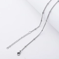 Collar minimalista de acero inoxidable con cuentas y cierre de langosta en fondo blanco - 2mm Ancho (44+5cm Longitud) / Color Acero