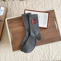 Chaussettes gris foncé avec broderie lettre C rouge sur un tapis texturé - Taille unique / Gris