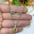 Dettaglio macro del set collana e orecchini in argento con pietre di zircone giallo - Solo Ciondolo / Giallo Oro