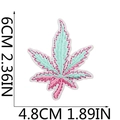 Détail de l'écusson brodé feuille d'érable rose et verte avec dimensions précises - No. 11 Feuille Rose Verte (XT316)