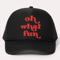 Klassische schwarze Trucker Cap mit rotem 'oh what fun' Druck und Mesh-Rückseite - Einheitsgröße / Schwarz
