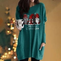 Detail von dunkelgrünem Weihnachts-T-Shirt-Kleid mit roten Zwergen und seitlichen Taschen - Blaugrün