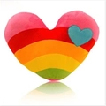 Regenbogen-Herz-Plüschkissen mit bunten Streifen und kleinem blauem Herz-Detail - Herz