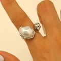 Detailansicht eines silbernen Barockperlenrings mit gehämmerter Metallkugel an der Hand - Offener Ring (WG-1043) / Weißgold